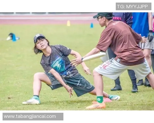 南京飞盘队展现灵活性与团队合作精神的精彩瞬间 南京飞盘队展现灵活性与团队合作精神的精彩瞬间