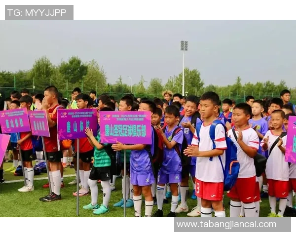 哪吒化身足球小将勇闯绿茵场展现神奇技艺与团队精神 哪吒化身足球小将勇闯绿茵场展现神奇技艺与团队精神